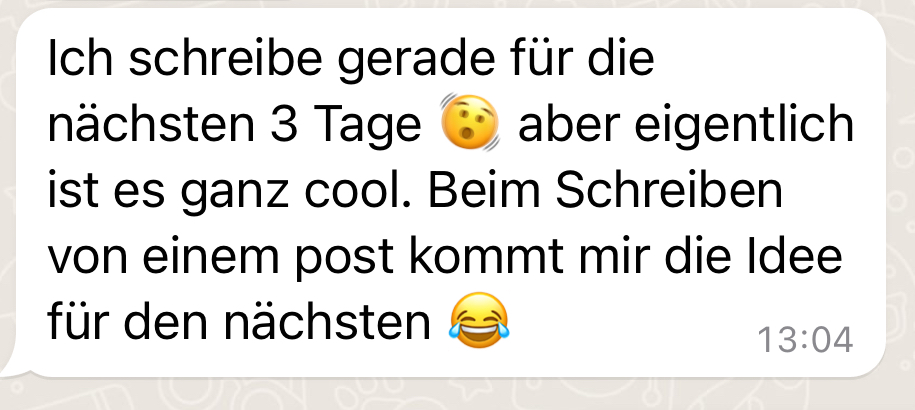 Testimonial von Melanie: Ich schreibe gerade für die nächsten 3 Tage, aber eigentlich ist es ganz cool. Beim Schreiben kommt mir die Idee für den nächsten Post.